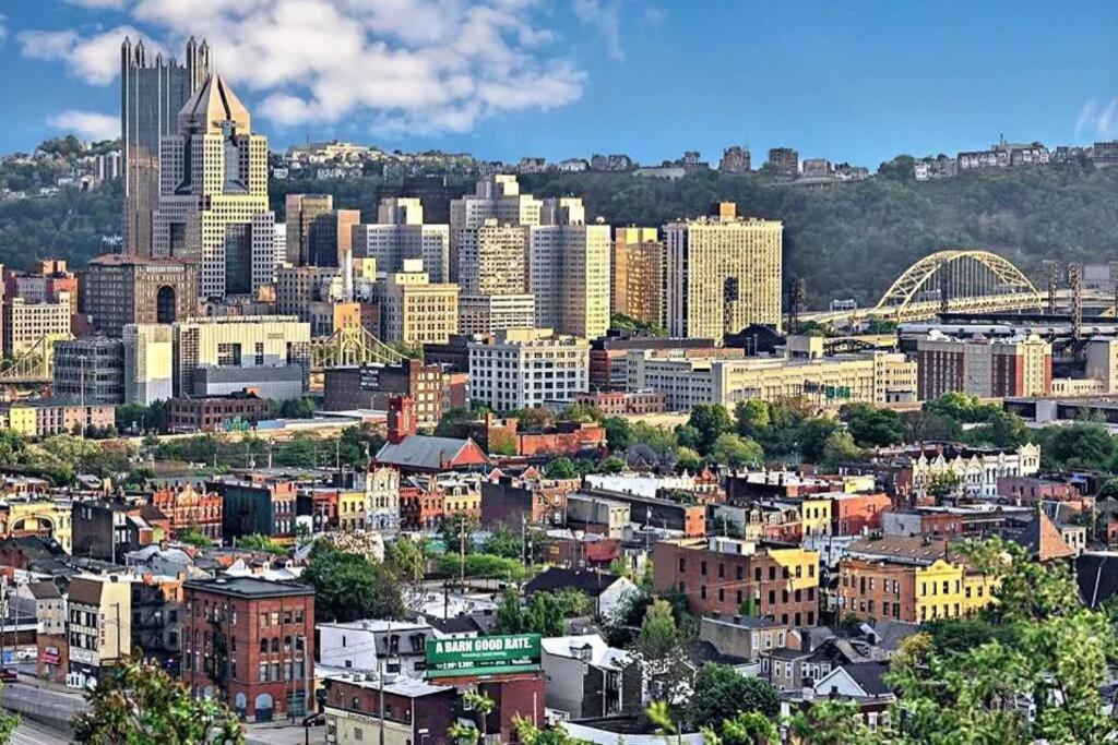 4 Bedroom 3 Bath Sleeps 10 Pet Friendly Private Backyard, 2 Car Garage, City Views, Close To All Stadiums And Casino Pittsburgh Exterior foto